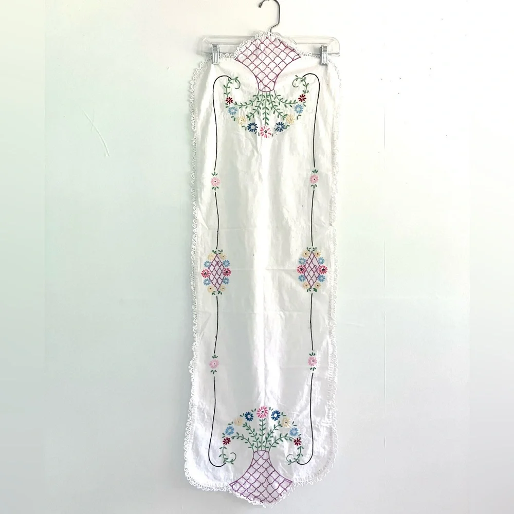 Vintage 40’s white linen embroidered flower basket tablecloth runner